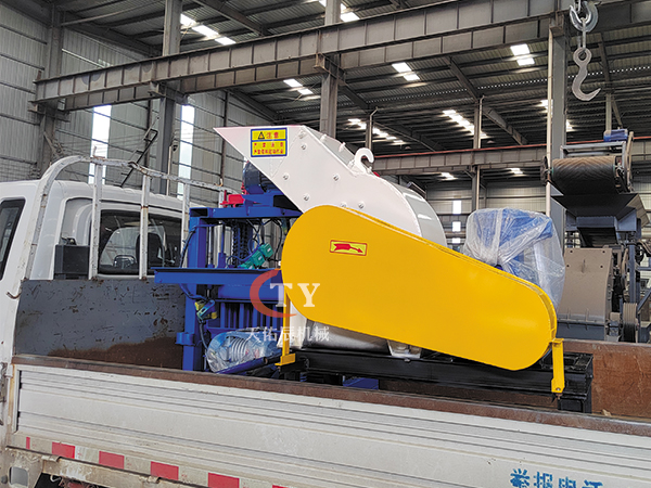 PC400*300小型錘式破碎機發(fā)往貴州